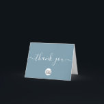 Dusty Blue Kundenempfehlung Beruflich Dankeskarte<br><div class="desc">Personalisieren Sie diese einfache und einfach zu handhabende Kartenvorlage mit dem Logo, der Nachricht, dem Namen und den Handles der sozialen Medien Ihres Unternehmens. Lass deinen Kunden, Kunden, Patronen, wissen, dass du dankbar für ihre Unterstützung in diesen unsicheren Zeiten bist. Mit einem gedruckten, modernen, anpassbaren Text "danke"-Skript mit langformatigen Embellishments...</div>