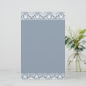 Dusty. Blue Lacy Damask Border Briefpapier (Stehend Vorderseite)