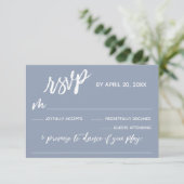 Dusty Blue Lässig mit Song Request Wedding RSVP Karte (Stehend Vorderseite)