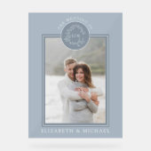 Dusty Blue Leafy Wappen Monogram Foto Wedding Acrylschild (Vorderseite)