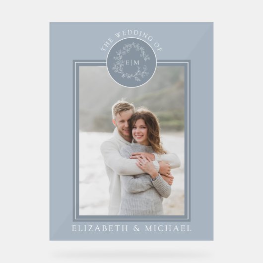 Dusty Blue Leafy Wappen Monogram Foto Wedding Acrylschild (Vorderseite)