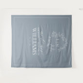 Dusty Blue Leafy Wappen Monogram Wedding Foto Wandteppich (Vorderseite (Horizontal))