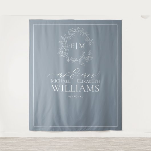 Dusty Blue Leafy Wappen Monogram Wedding Foto Wandteppich (Vorderseite)
