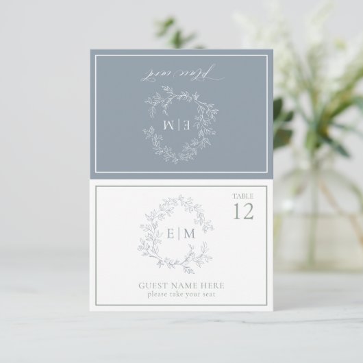 Dusty Blue Leafy Wappen Monogram Wedding Platzkart RSVP Karte (Stehend Vorderseite)