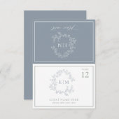 Dusty Blue Leafy Wappen Monogram Wedding Platzkart RSVP Karte (Vorne/Hinten)