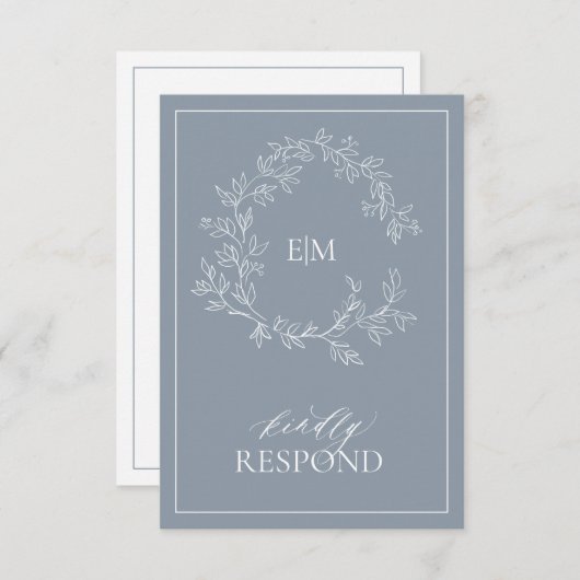 Dusty Blue Leafy Wappen Monogram Wedding RSVP Card (Vorne/Hinten)