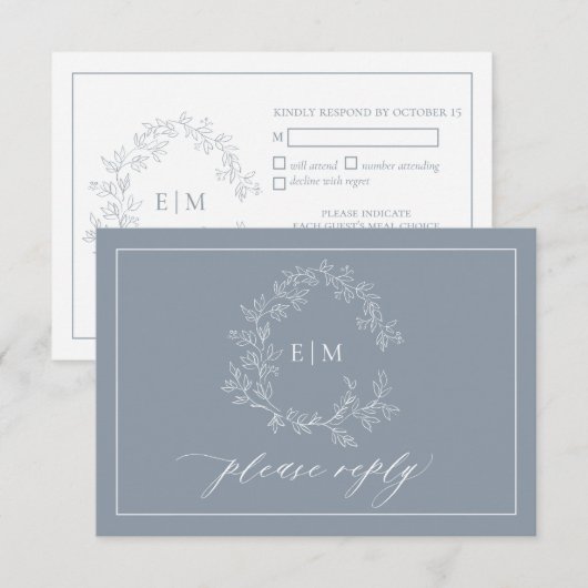 Dusty Blue Leafy Wappen Monogram Wedding RSVP Card Karte (Vorne/Hinten)
