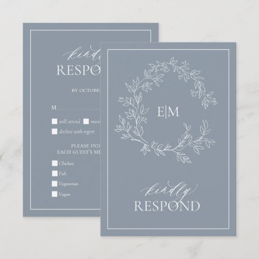Dusty Blue Leafy Wappen Monogram Wedding RSVP Card Karte (Vorne/Hinten)