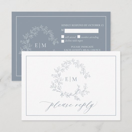 Dusty Blue Leafy Wappen Monogram Wedding RSVP Card Karte (Vorne/Hinten)