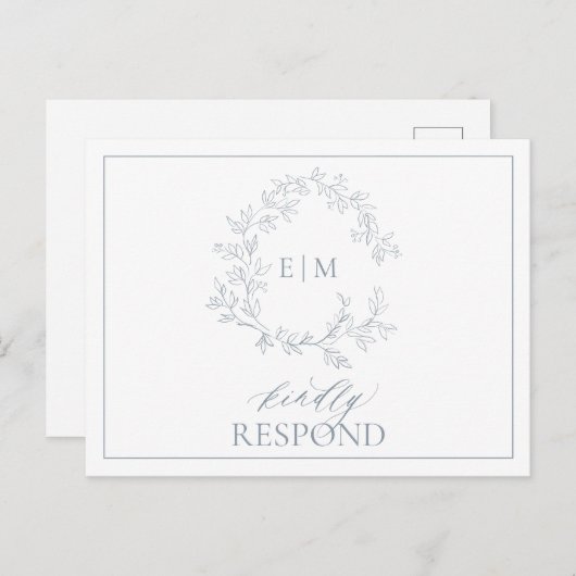 Dusty Blue Leafy Wappen Monogram Wedding RSVP Einladungspostkarte (Vorne/Hinten)