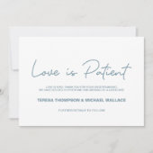 Dusty Blue Liebe ist Geduld Hochzeit verschoben Einladung (Vorderseite)