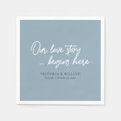 Dusty Blue Liebe Story: Elegante Script Wedding Serviette (Vorderseite)