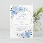 Dusty Blue Light Floral Gold Brautparty Einladung (Stehend Vorderseite)