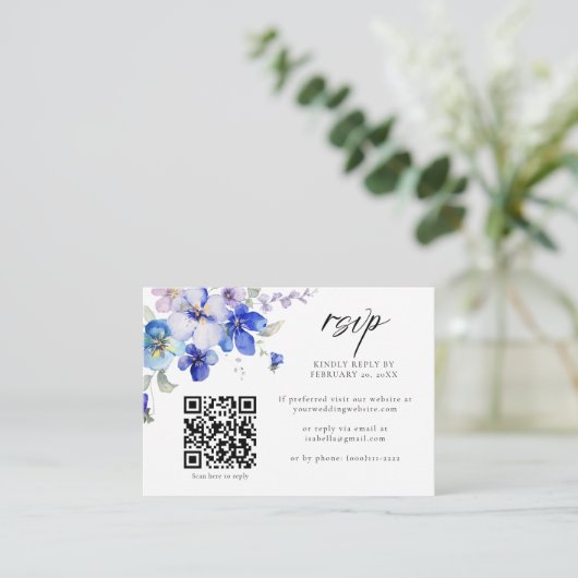 Dusty Blue Lila Floral QR Code Wedding RSVP Begleitkarte (Stehend Vorderseite)