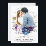 Dusty Blue Lila Navy Lilac Blooms Wedding Foto Save The Date<br><div class="desc">Elegant staubblaue Lila Llavender Blumenzauber Hochzeitskarte Save the Date Foto mit elegantem Bouquet von staubigen blauen,  Marine,  lila,  lila Farbe Rose Buds und sage grün eucalyptus Blätter. Bitte kontaktieren Sie mich für Hilfe bei der Anpassung oder wenn Sie ein anderes Produkt mit diesem Design benötigen.</div>