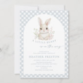 Dusty Blue Little Bunny Gingham Arch Baby Shower Einladung (Vorderseite)