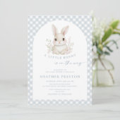 Dusty Blue Little Bunny Gingham Arch Baby Shower Einladung (Stehend Vorderseite)