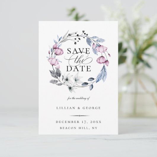 Dusty Blue Mauve Botanical Save the Date Ankündigung (Stehend Vorderseite)