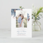 Dusty Blue & Mauve Floral Foto Save the Date Card Begleitkarte (Stehend Vorderseite)