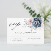 Dusty Blue Mauve Rose Pink Slate Floral Wedding RSVP Karte (Stehend Vorderseite)