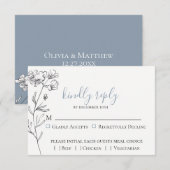 Dusty Blue Meadow Wedding RSVP Card Karte (Vorne/Hinten)