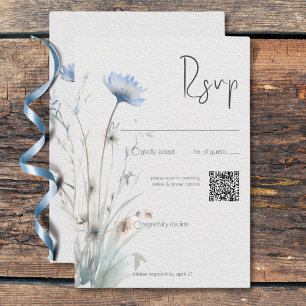 Dusty Blue Meadow Wildblumen Moderner QR-Code RSVP Karte