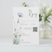 Dusty Blue Meadow Wildblumen Moderner QR-Code RSVP Karte (Stehend Vorderseite)