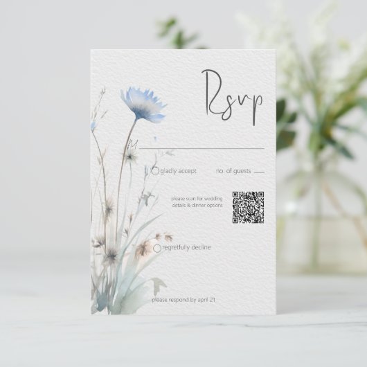 Dusty Blue Meadow Wildblumen Moderner QR-Code RSVP Karte (Stehend Vorderseite)