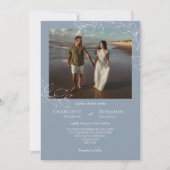 Dusty Blue Minimal Leaf Wedding Foto Einladung (Vorderseite)