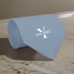 Dusty Blue Minimalistisch Mit Monogramm Krawatte<br><div class="desc">Mit dieser Minimalistischen Mit Monogramm Halsbinde von Dusty Blue können Sie bei Ihrem nächsten Event einen Eindruck hinterlassen. Diese stilvolle Krawatte zeichnet sich durch Ihren personalisierten Initial und Namen für ein stilvolles,  individuelles Aussehen aus.</div>