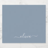 Dusty Blue Minimalistisch Modern Monogram Elegant Alkoholflaschenetikett (Einzelnes Label)