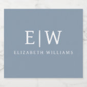 Dusty Blue Minimalistisch Modern Monogram Elegant Alkoholflaschenetikett (Einzelnes Label)