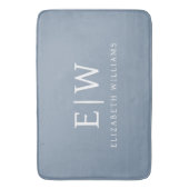 Dusty Blue Minimalistisch Modern Monogram Elegant Badematte (Vorderseite Vertikal)