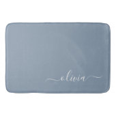 Dusty Blue Minimalistisch Modern Monogram Elegant Badematte (Vorderseite)