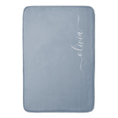 Dusty Blue Minimalistisch Modern Monogram Elegant Badematte (Vorderseite Vertikal)