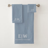 Dusty Blue Minimalistisch Modern Monogram Elegant Badhandtuch Set (Insitu)