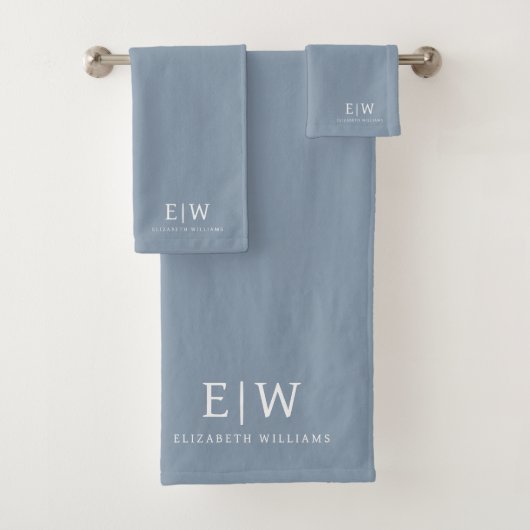 Dusty Blue Minimalistisch Modern Monogram Elegant Badhandtuch Set (Insitu)