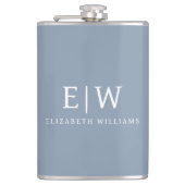 Dusty Blue Minimalistisch Modern Monogram Elegant Flachmann (Vorderseite)
