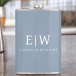 Dusty Blue Minimalistisch Modern Monogram Elegant Flachmann<br><div class="desc">Einführen in unsere Dusty Blue Minimalistisch Modern Monogram Elegant Collection: Erhöhen Sie Ihren Stil mit schlichter Eleganz und zeitlosem Charme. Unsere Kollektion präsentiert minimalistische Designs in einer beruhigenden, staubblauen Farbe, die durch elegante Monogramme nach Ihrem Geschmack ergänzt wird. Von der edlen Schreibwaren bis hin zum vielseitigen Zubehör - jedes Stück...</div>