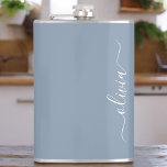 Dusty Blue Minimalistisch Modern Monogram Elegant Flachmann<br><div class="desc">Einführen in unsere Dusty Blue Minimalistisch Modern Monogram Elegant Collection: Erhöhen Sie Ihren Stil mit schlichter Eleganz und zeitlosem Charme. Unsere Kollektion präsentiert minimalistische Designs in einer beruhigenden, staubblauen Farbe, die durch elegante Monogramme nach Ihrem Geschmack ergänzt wird. Von der edlen Schreibwaren bis hin zum vielseitigen Zubehör - jedes Stück...</div>
