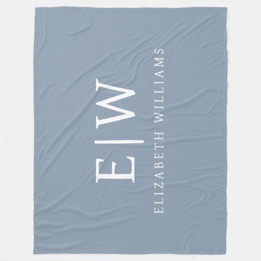 Dusty Blue Minimalistisch Modern Monogram Elegant Fleecedecke (Vorderseite)