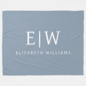 Dusty Blue Minimalistisch Modern Monogram Elegant Fleecedecke (Vorderseite (Horizontal))