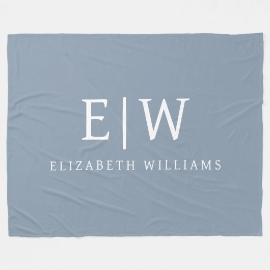 Dusty Blue Minimalistisch Modern Monogram Elegant Fleecedecke (Vorderseite (Horizontal))