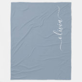 Dusty Blue Minimalistisch Modern Monogram Elegant Fleecedecke (Vorderseite)