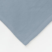 Dusty Blue Minimalistisch Modern Monogram Elegant Fleecedecke (Ecke)