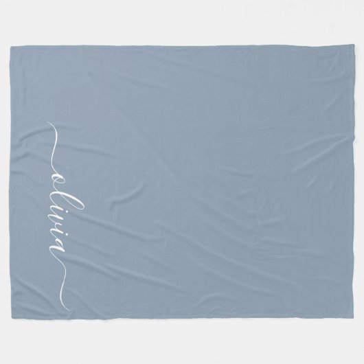 Dusty Blue Minimalistisch Modern Monogram Elegant Fleecedecke (Vorderseite (Horizontal))