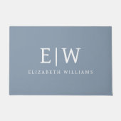 Dusty Blue Minimalistisch Modern Monogram Elegant Fußmatte (Vorderseite)