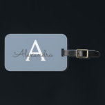 Dusty Blue Minimalistisch Modern Monogram Elegant Gepäckanhänger<br><div class="desc">Einführen in unsere Dusty Blue Minimalistisch Modern Monogram Elegant Collection: Erhöhen Sie Ihren Stil mit schlichter Eleganz und zeitlosem Charme. Unsere Kollektion präsentiert minimalistische Designs in einer beruhigenden, staubblauen Farbe, die durch elegante Monogramme nach Ihrem Geschmack ergänzt wird. Von der edlen Schreibwaren bis hin zum vielseitigen Zubehör - jedes Stück...</div>