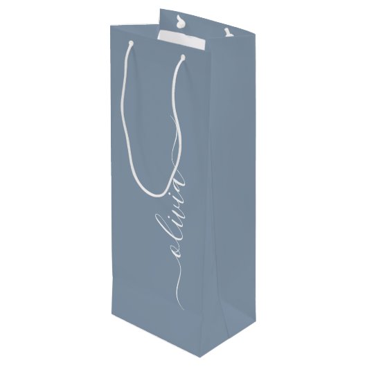 Dusty Blue Minimalistisch Modern Monogram Elegant Geschenktüte Für Weinflaschen (Rückseite Schrägansicht)