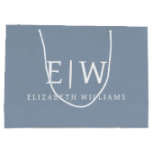 Dusty Blue Minimalistisch Modern Monogram Elegant Große Geschenktüte (Rückseite)